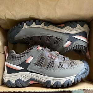 New In Box Keen Targhee Vent Hiking Shoes 7